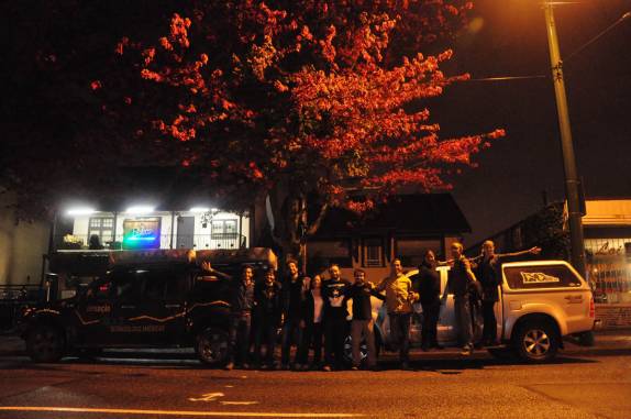 Enconttro das expedições brasileiras 1000dias e 4x1, além dos Kombianos, em frente ao Boteco Brasil, em Vancouver, no Canadá